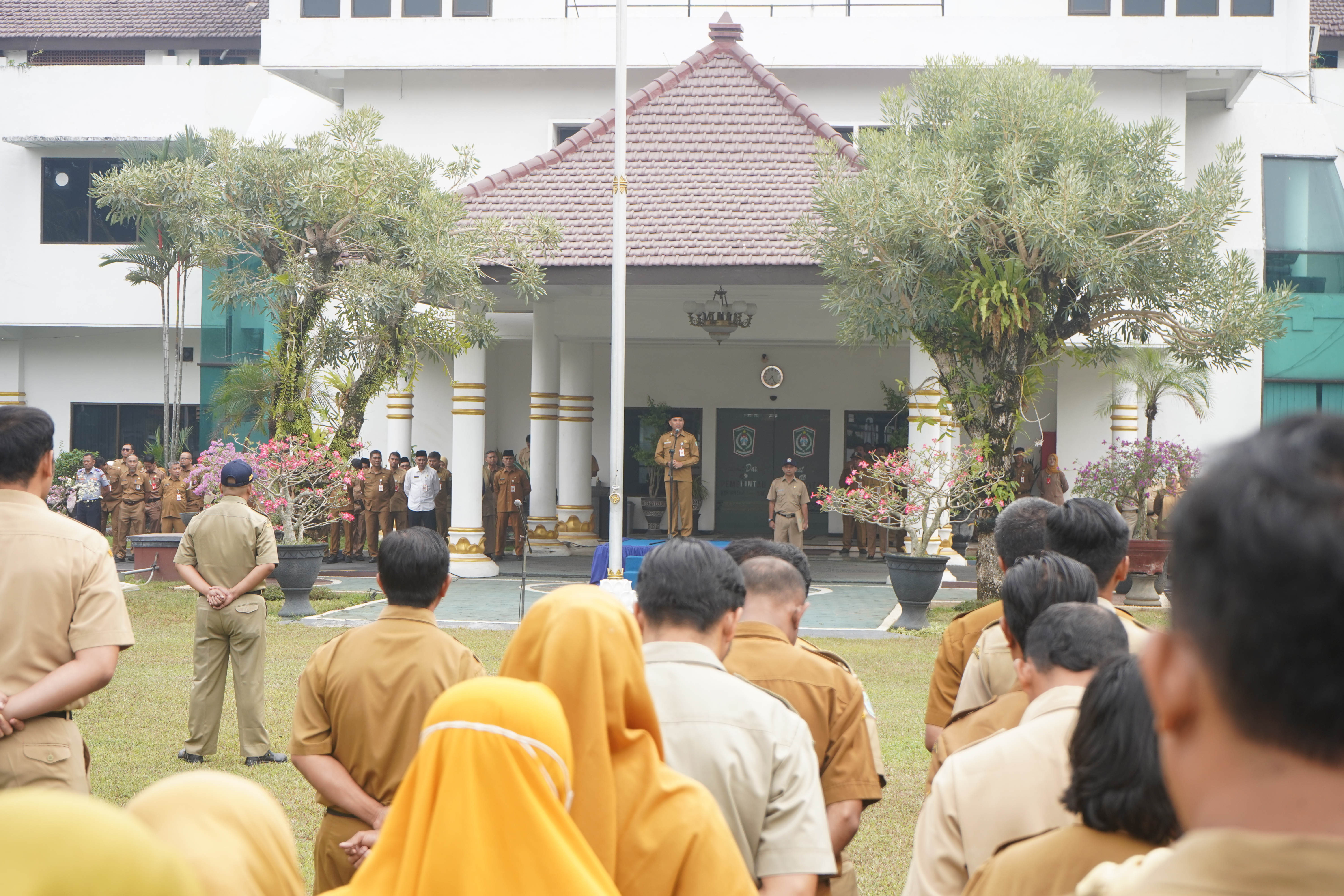 Peserta Upacara menyimak amanat Sekda